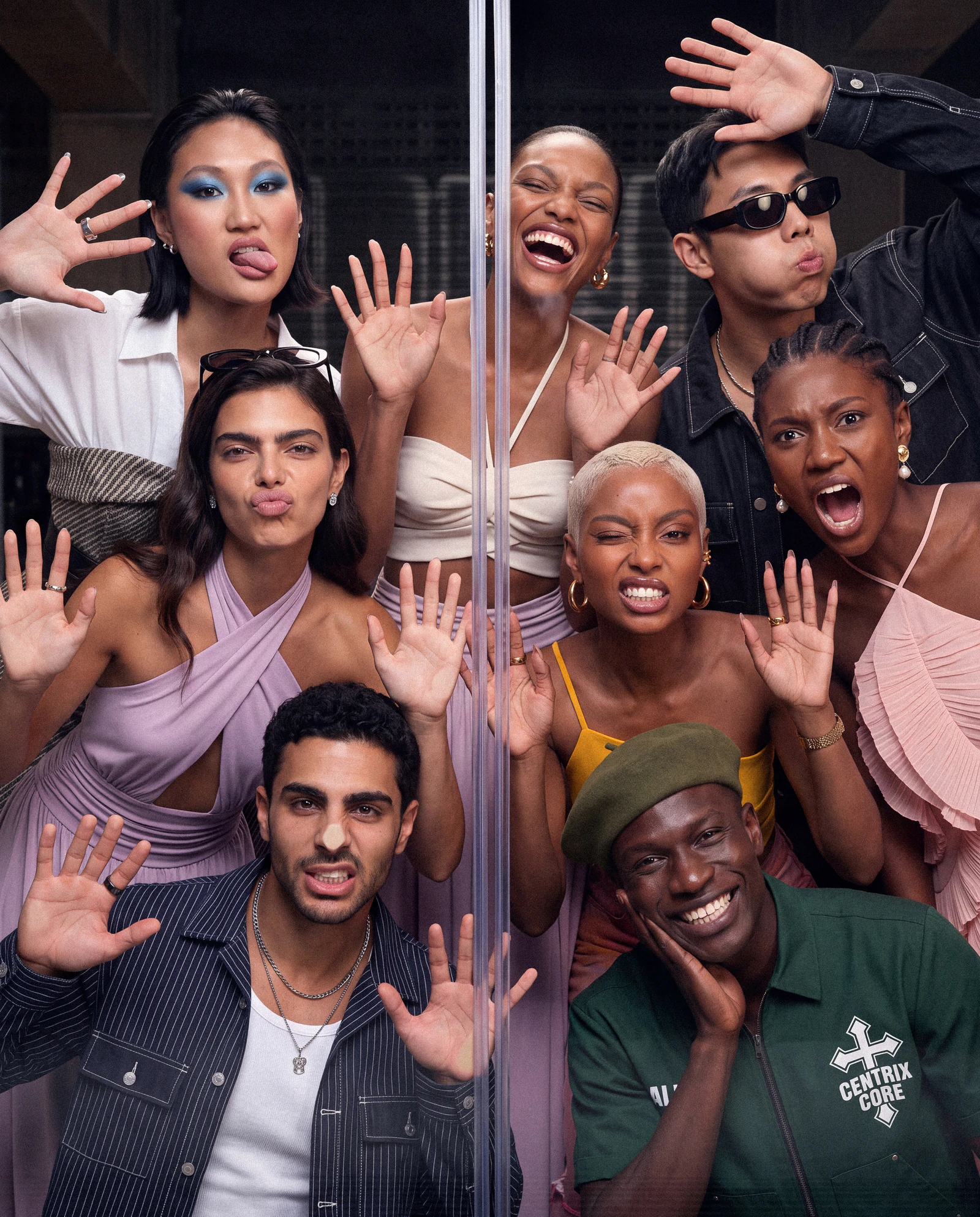 Ocho modelos de campaña tras un cristal, retrato de grupo de una producción de moda — Centrix Core