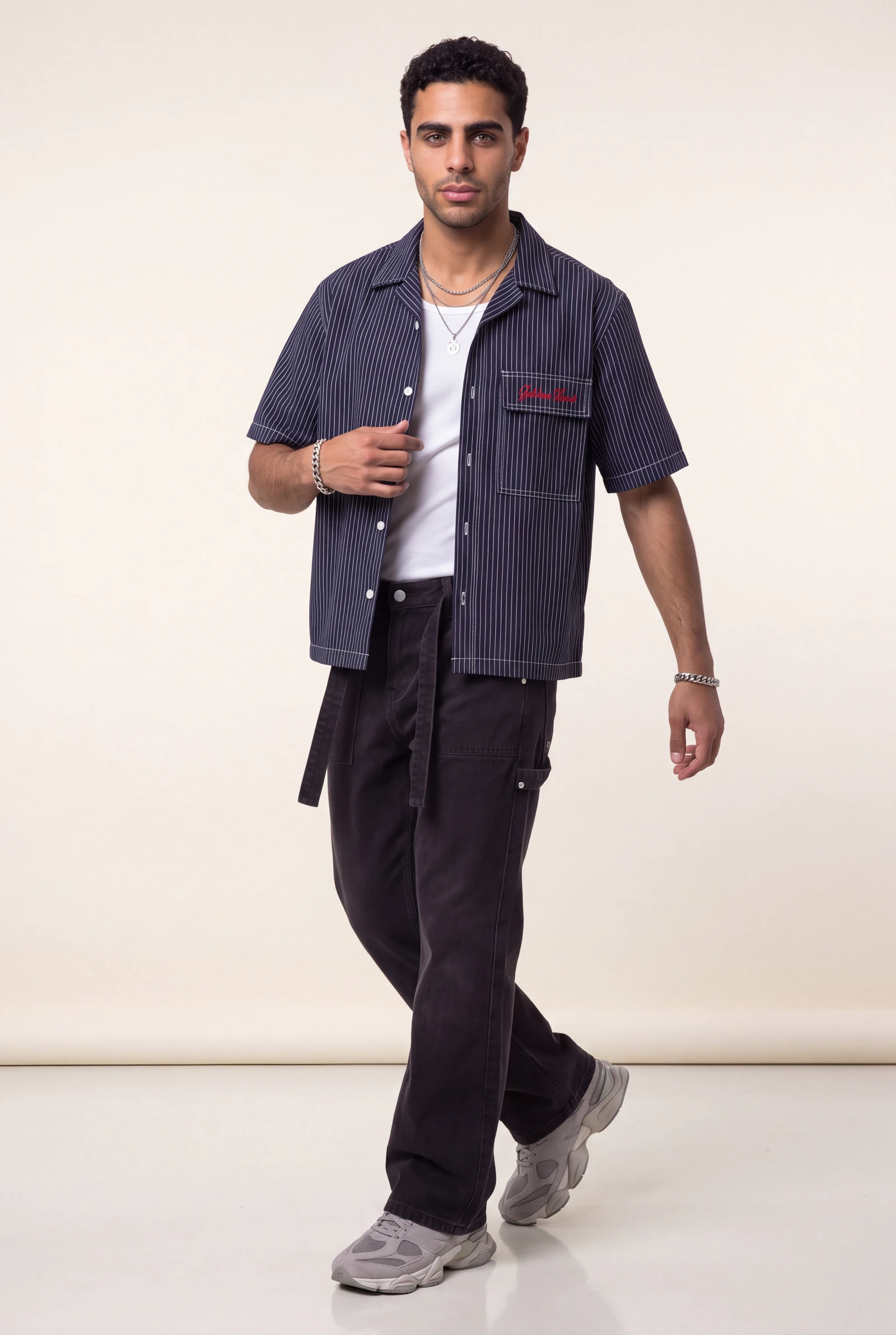 Overshirt Navy a Rayas: modelo masculina con el conjunto completo, plano de catálogo en estudio (1 de 3) — Centrix Core