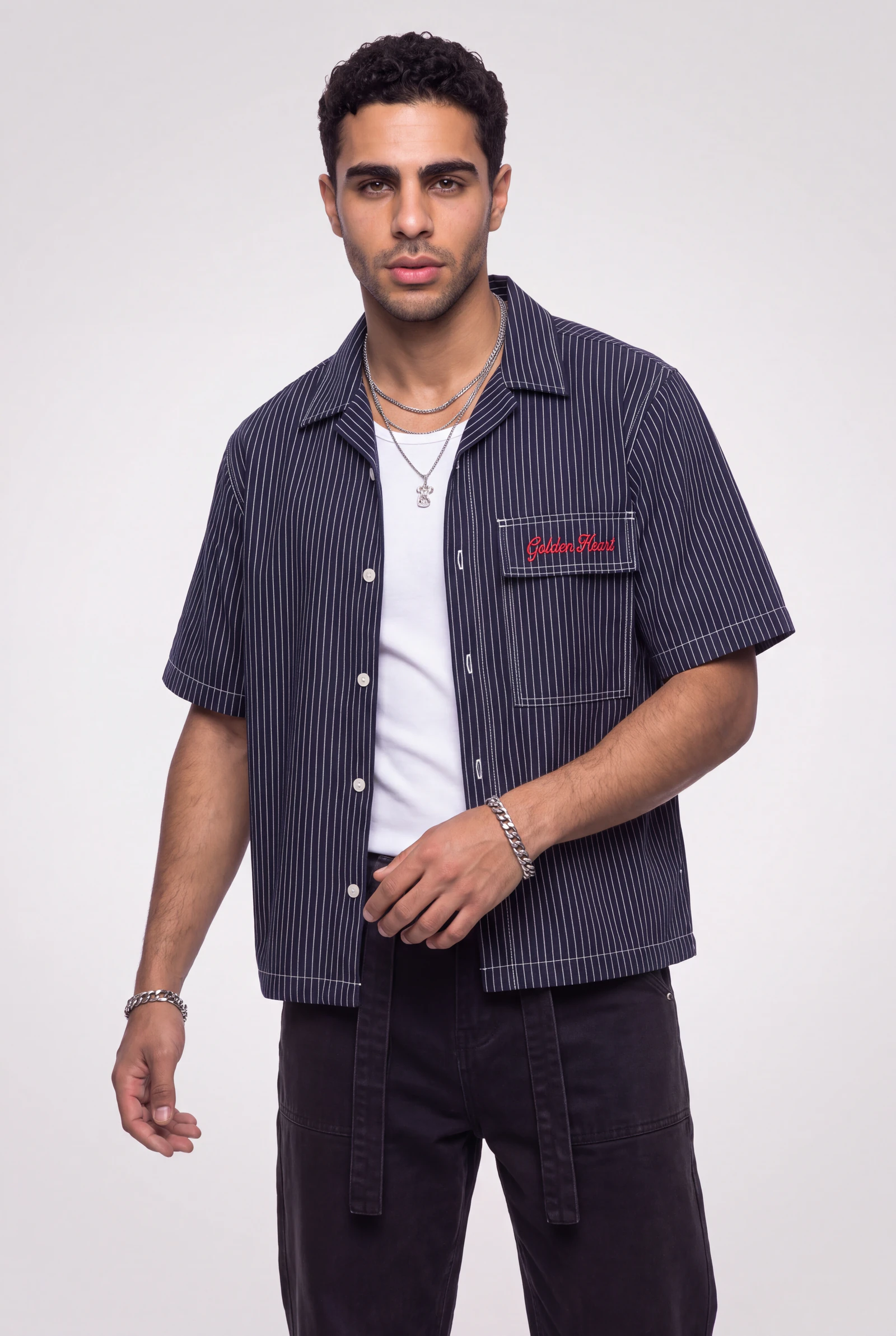 Overshirt Navy a Rayas: modelo masculina con el conjunto completo, plano de catálogo en estudio (1 de 3) — Centrix Core
