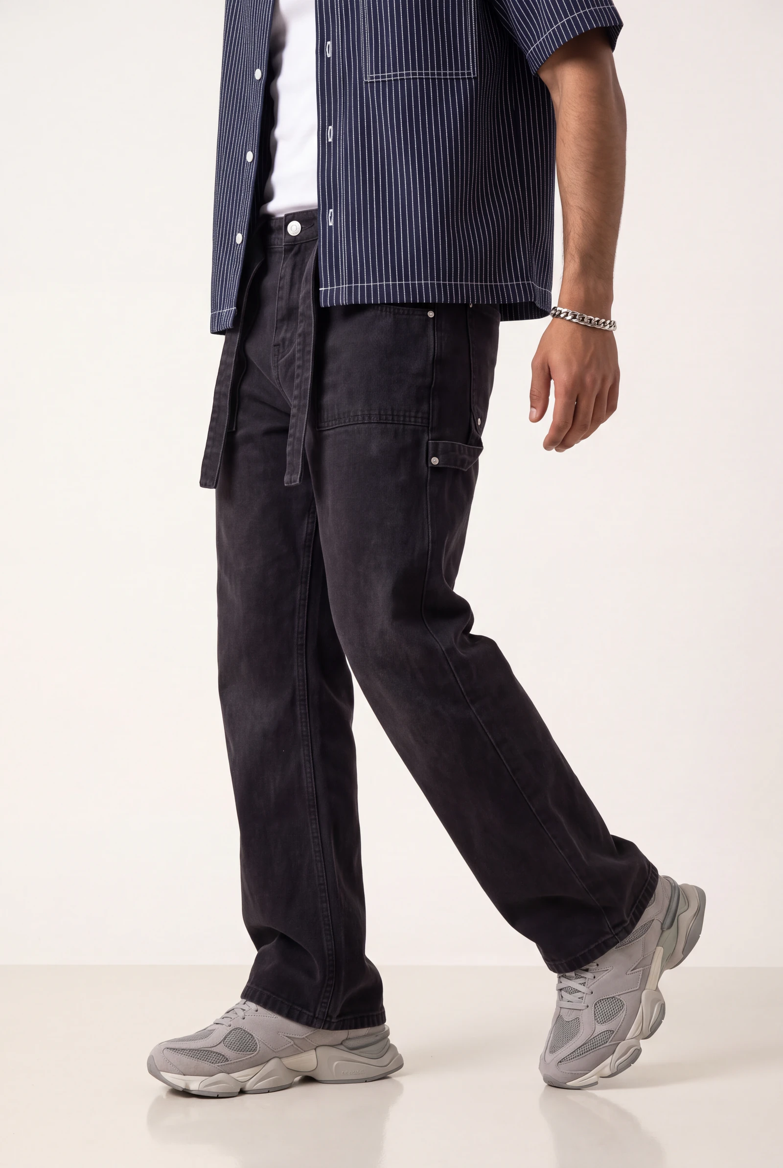 Overshirt Navy a Rayas: modelo masculina con el conjunto completo, plano de catálogo en estudio (3 de 3) — Centrix Core
