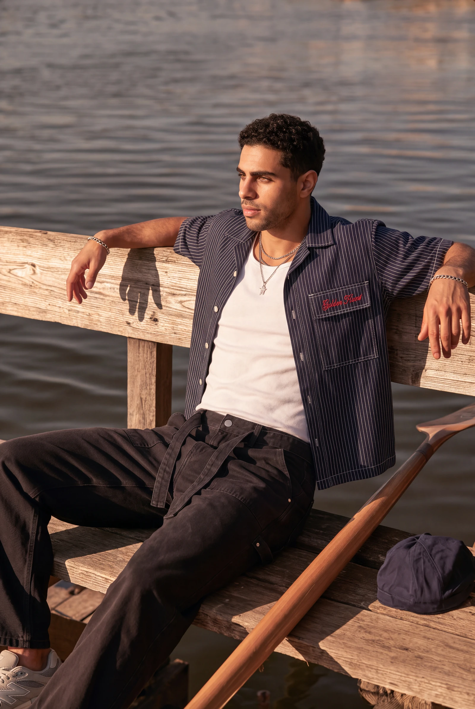Overshirt Navy a Rayas: campaña de moda masculina en club náutico · luz dorada (2 de 4) — Centrix Core