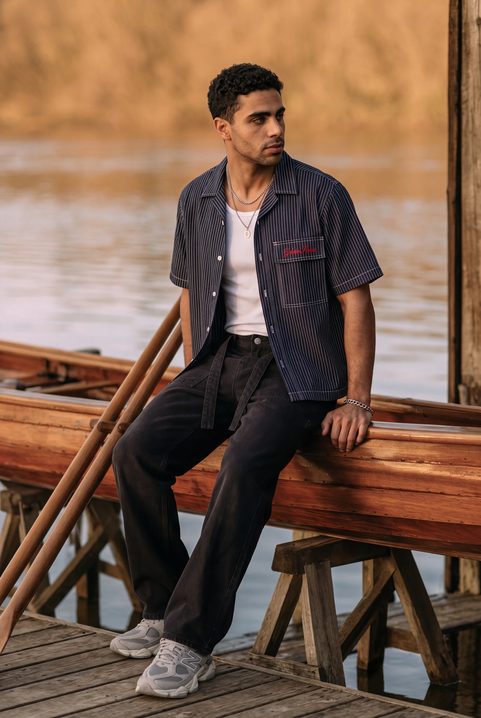 Overshirt Navy a Rayas: campaña de moda masculina en club náutico · luz dorada (3 de 4) — Centrix Core