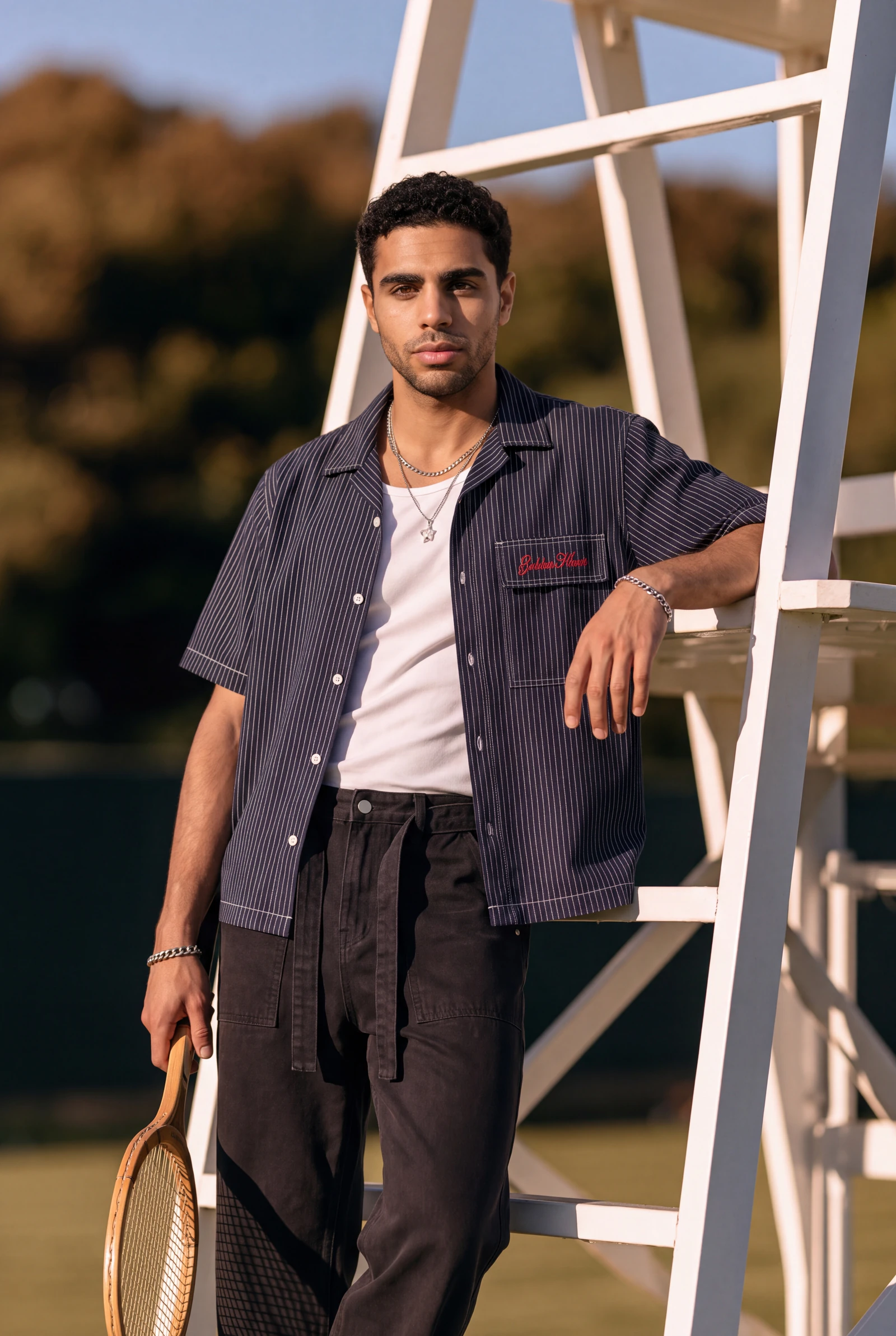 Overshirt Navy a Rayas: campaña de moda masculina en club náutico · luz dorada (4 de 4) — Centrix Core