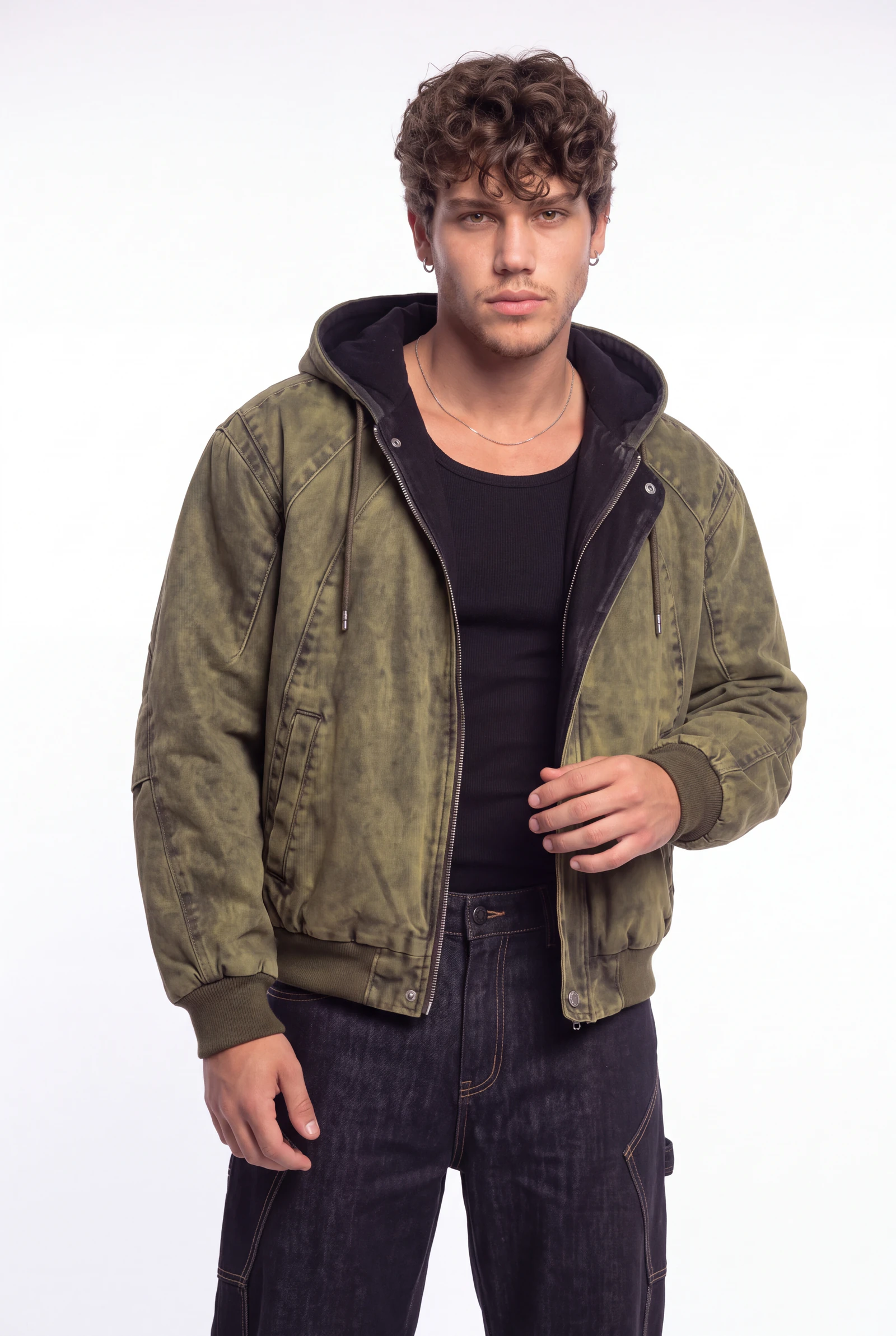 Bomber Oliva Lavado: modelo masculina con el conjunto completo, plano de catálogo en estudio (1 de 3) — Centrix Core