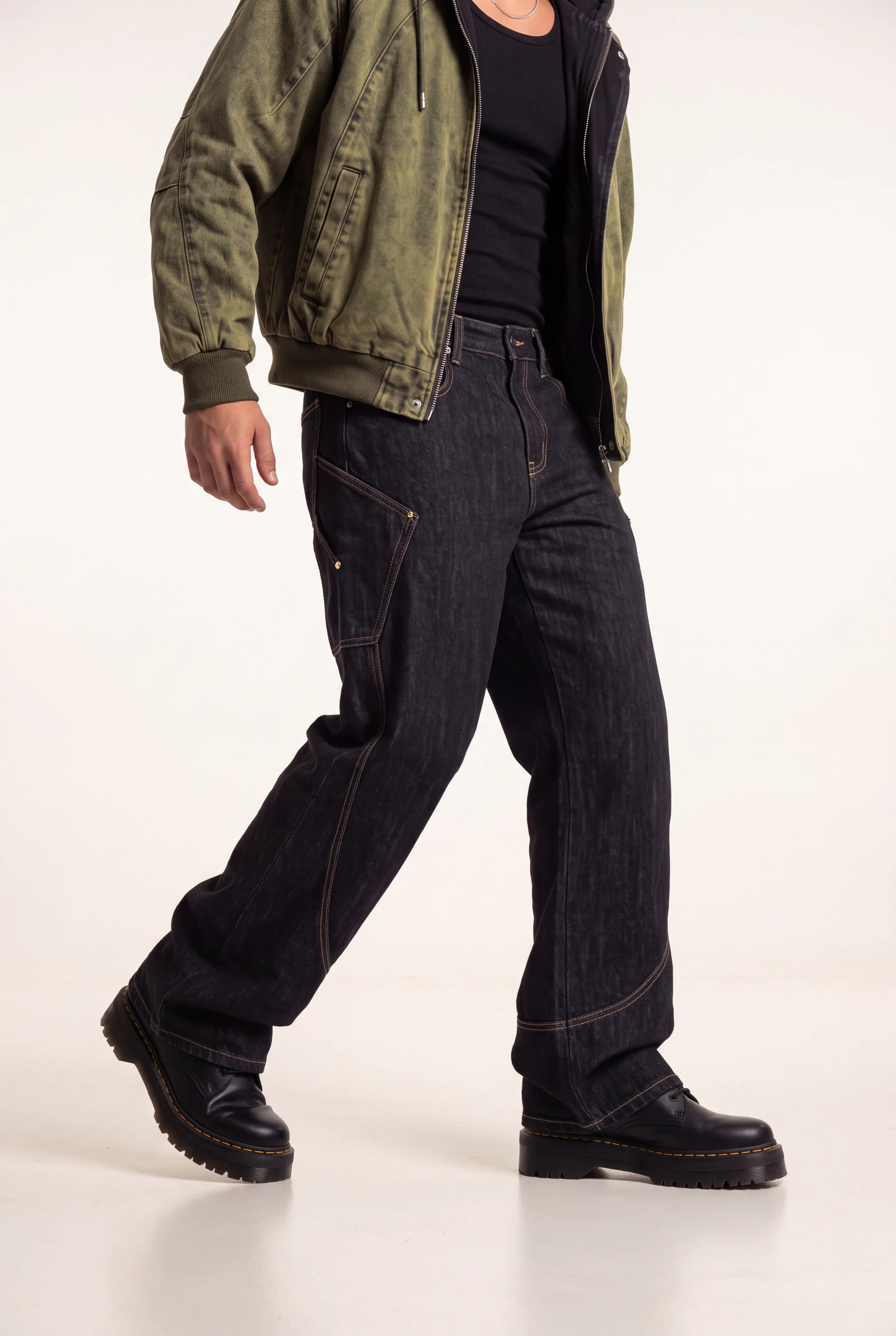 Bomber Oliva Lavado: modelo masculina con el conjunto completo, plano de catálogo en estudio (3 de 3) — Centrix Core