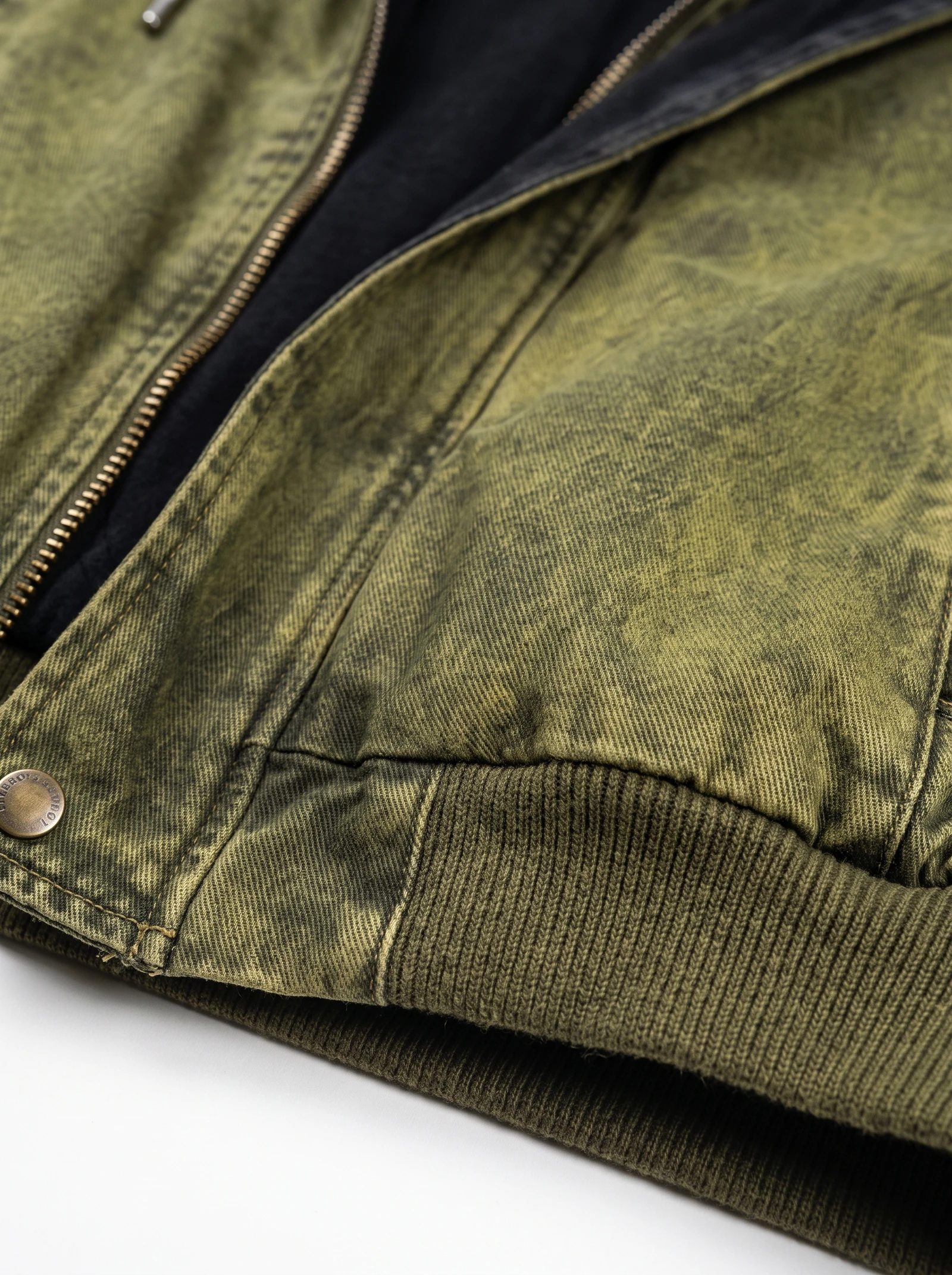 Bomber Oliva Lavado: detalle de la prenda, tejido y acabados, fotografía de producto (3 de 12) — Centrix Core