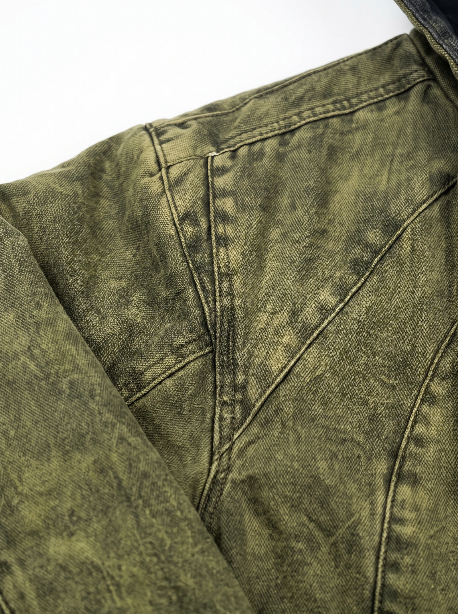 Bomber Oliva Lavado: detalle de la prenda, tejido y acabados, fotografía de producto (4 de 12) — Centrix Core