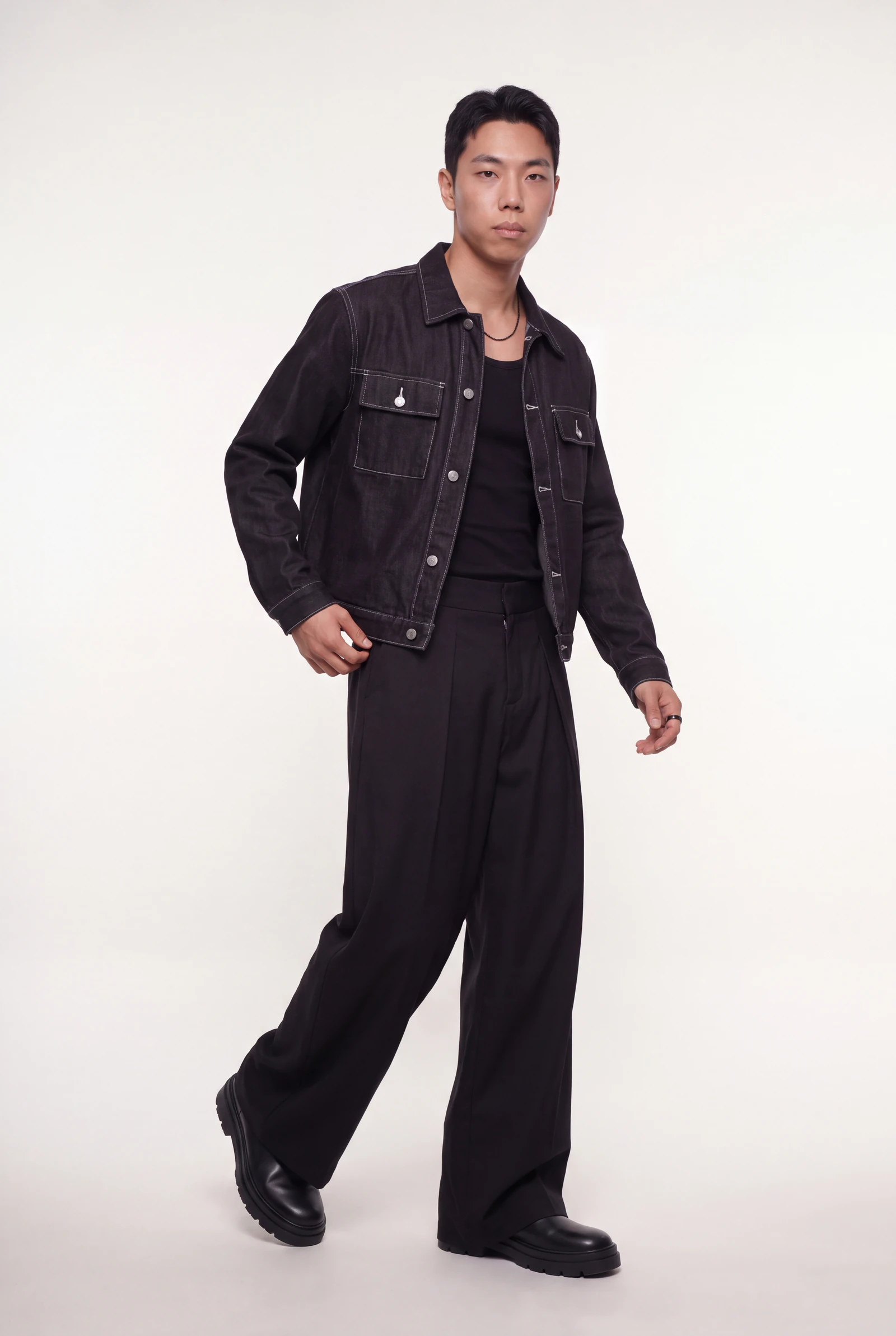 Denim Negro sobre Sastrería: modelo masculina con el conjunto completo, plano de catálogo en estudio (2 de 3) — Centrix Core