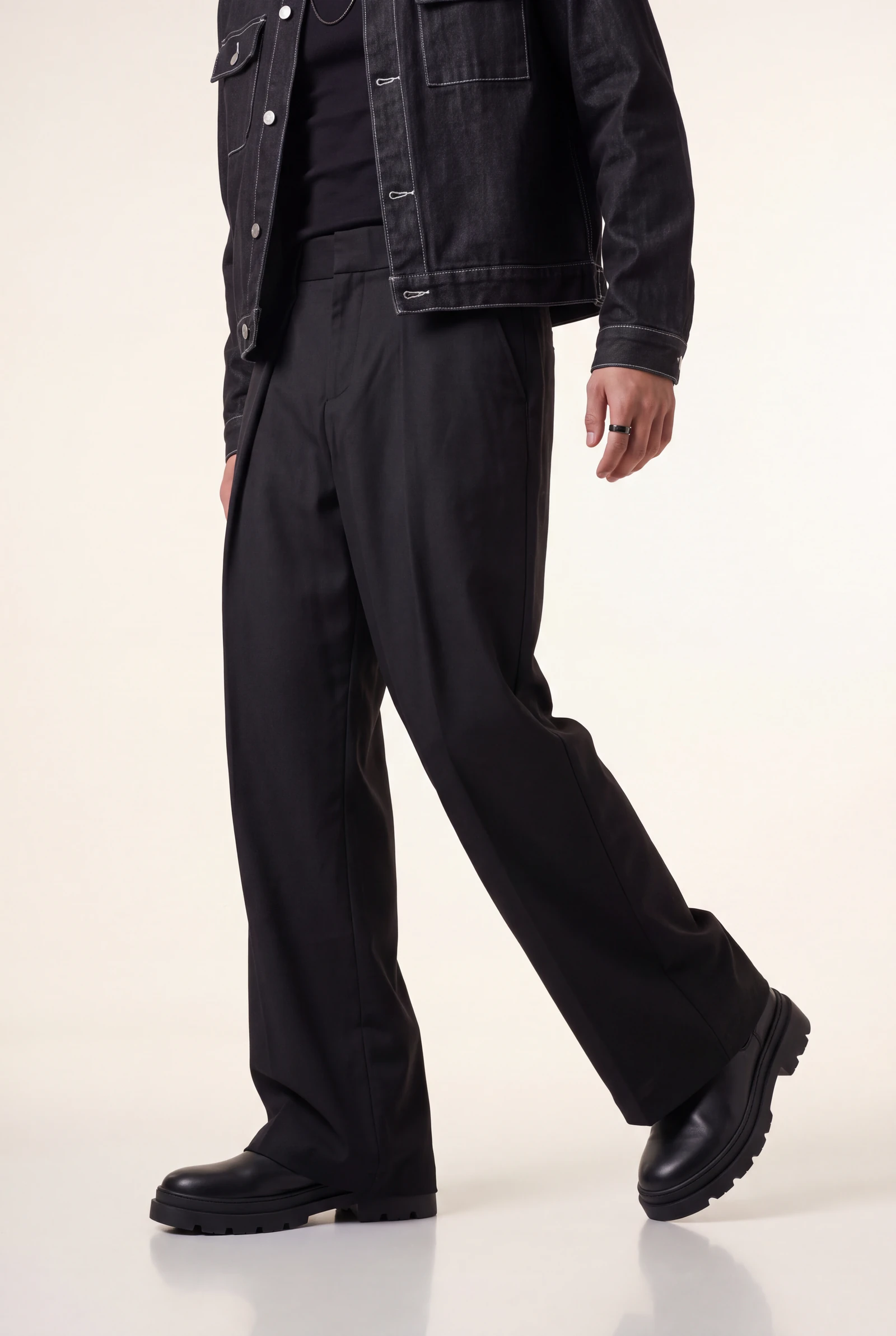 Denim Negro sobre Sastrería: modelo masculina con el conjunto completo, plano de catálogo en estudio (3 de 3) — Centrix Core