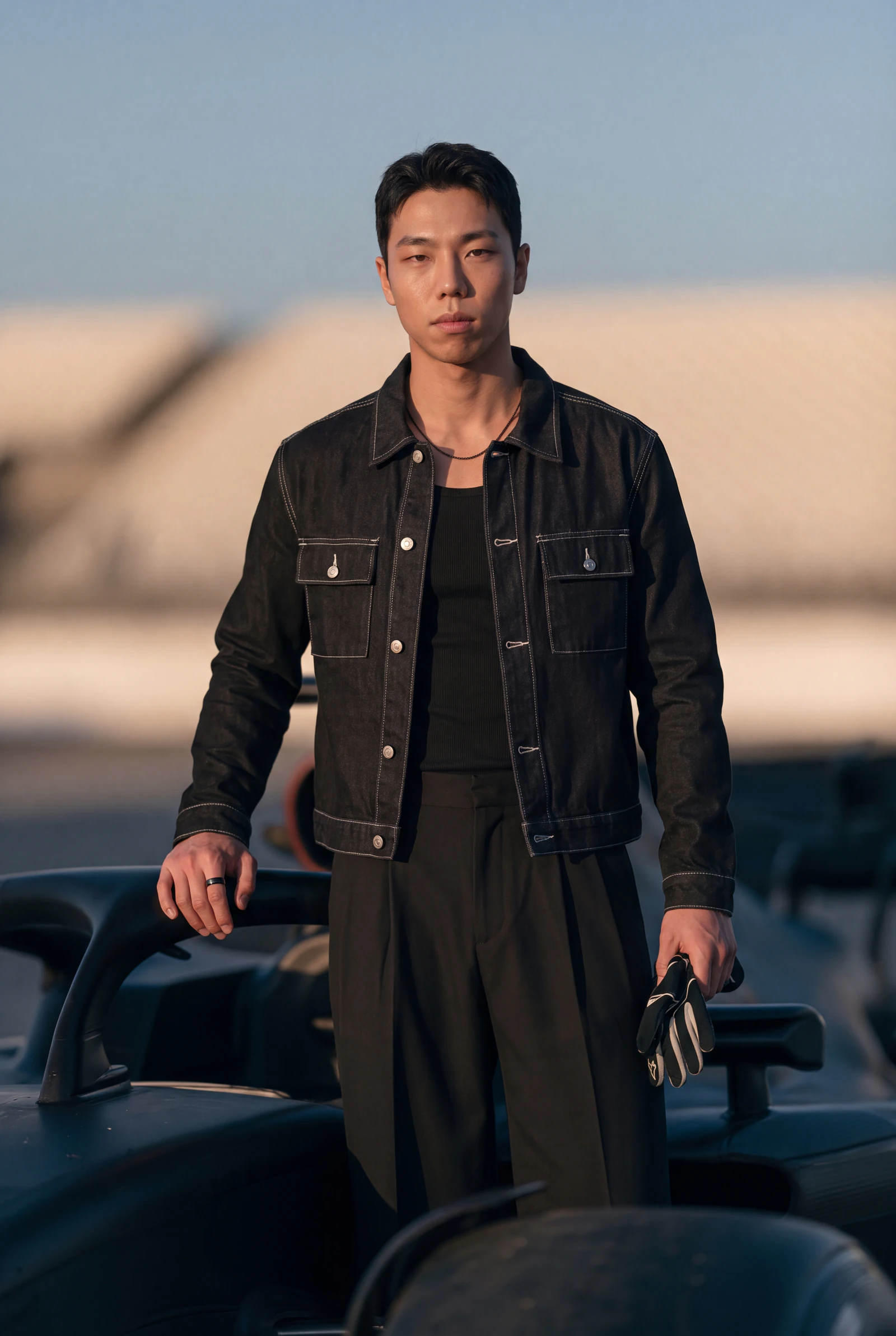 Denim Negro sobre Sastrería: campaña de moda masculina en paddock de competición · noche (2 de 4) — Centrix Core