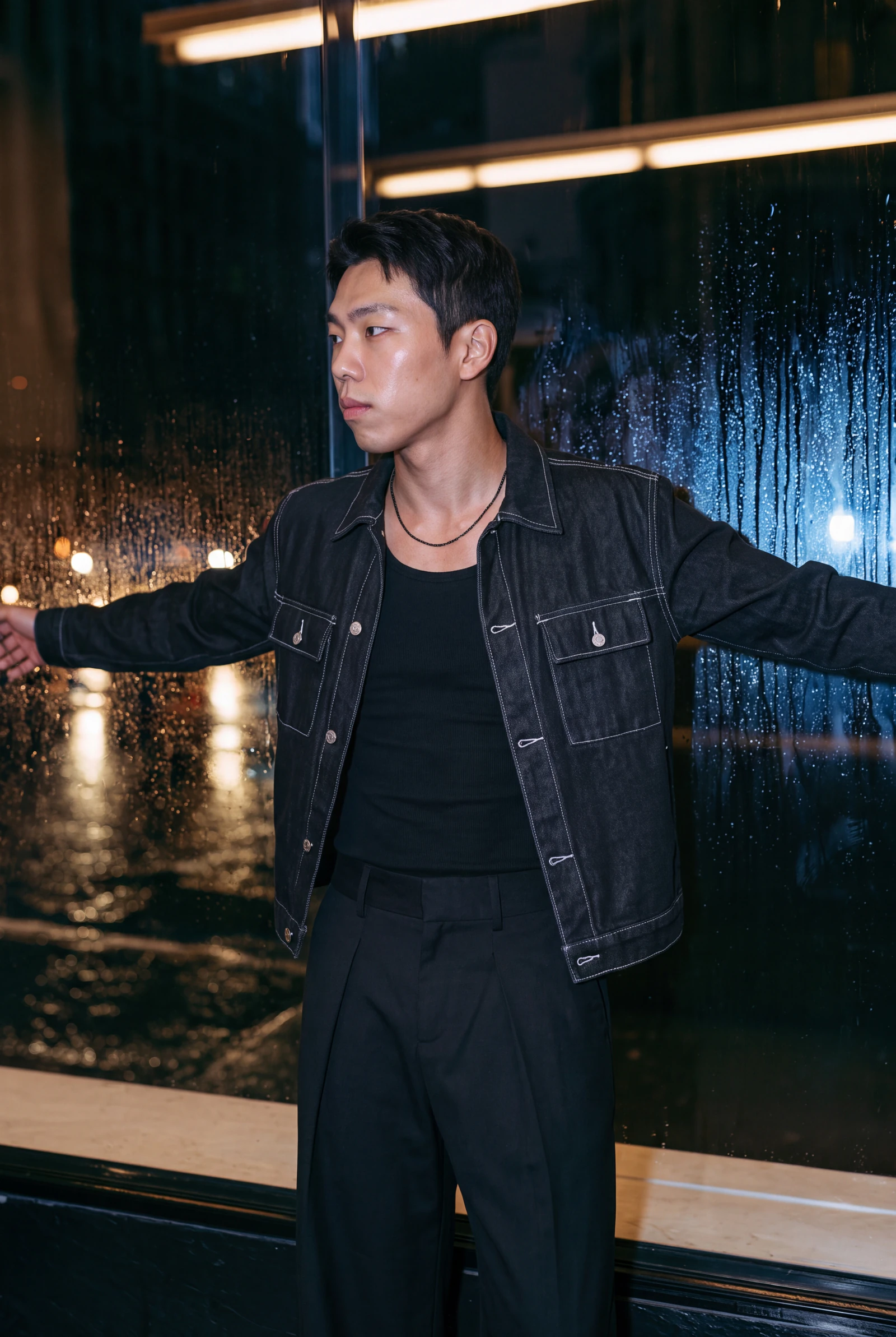 Denim Negro sobre Sastrería: campaña de moda masculina en paddock de competición · noche (4 de 4) — Centrix Core