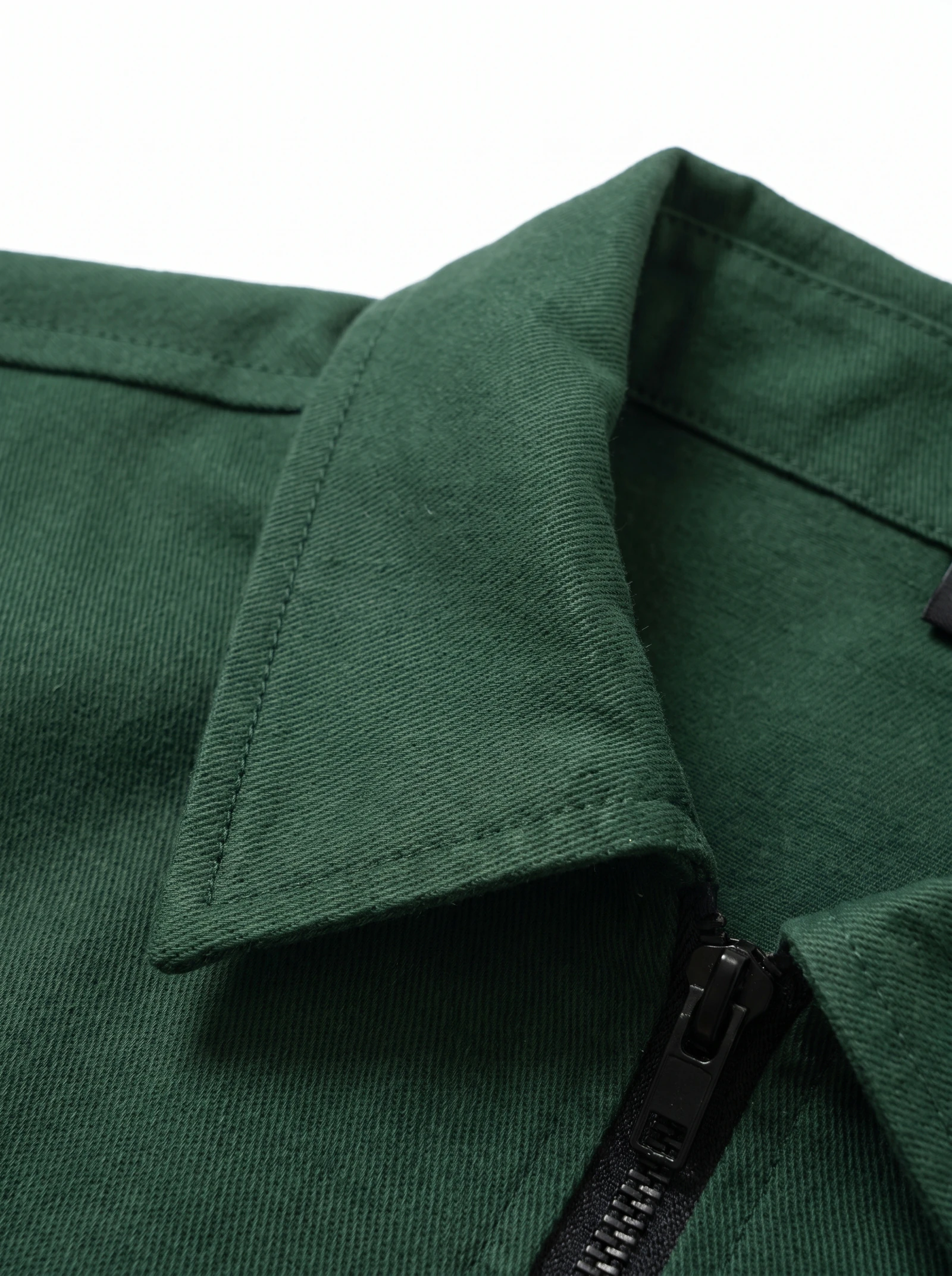 Sobrecamisa Verde Bosque: detalle de la prenda, tejido y acabados, fotografía de producto (2 de 9) — Centrix Core