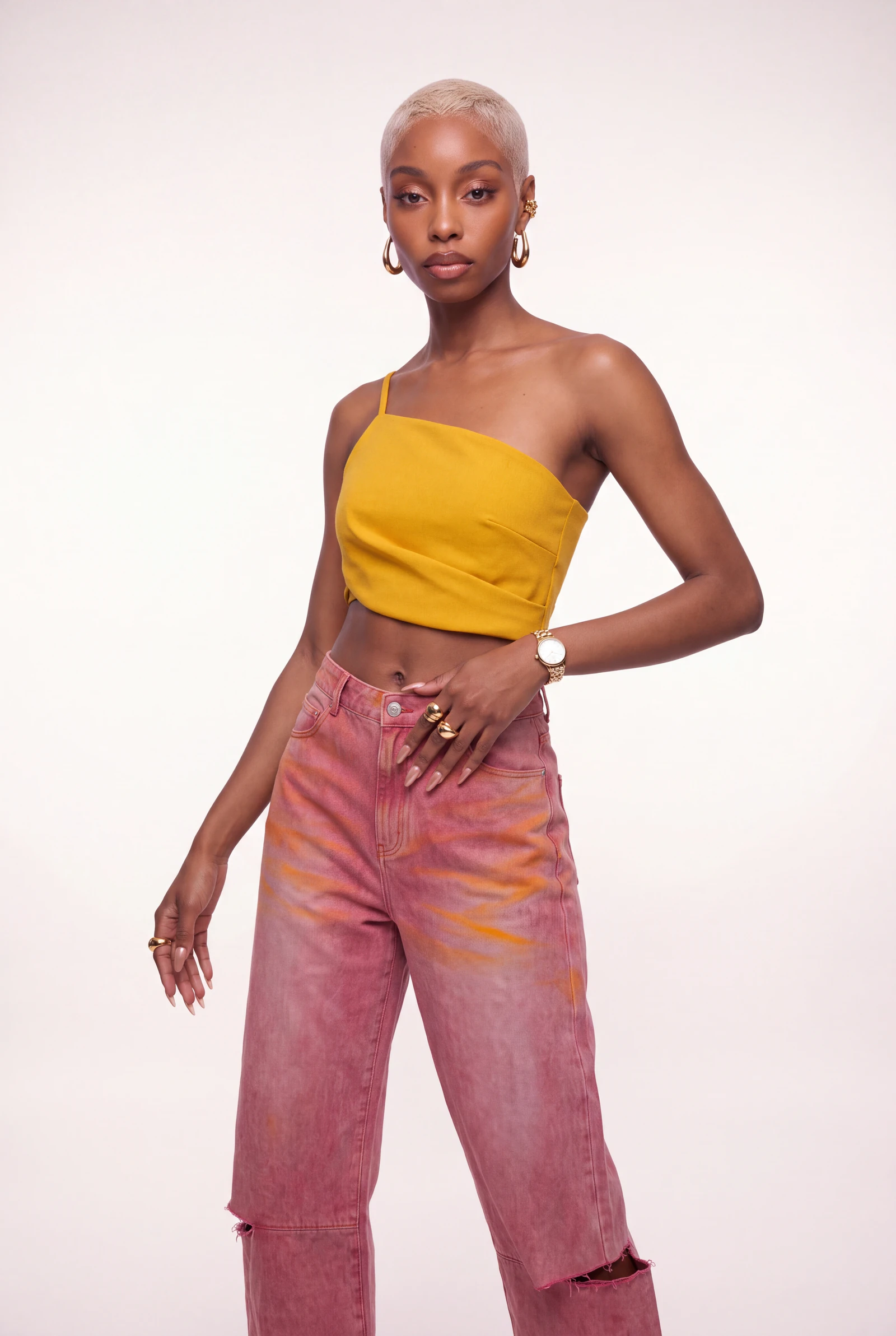 Mostaza y Denim Rosa: modelo femenina con el conjunto completo, plano de catálogo en estudio (1 de 3) — Centrix Core