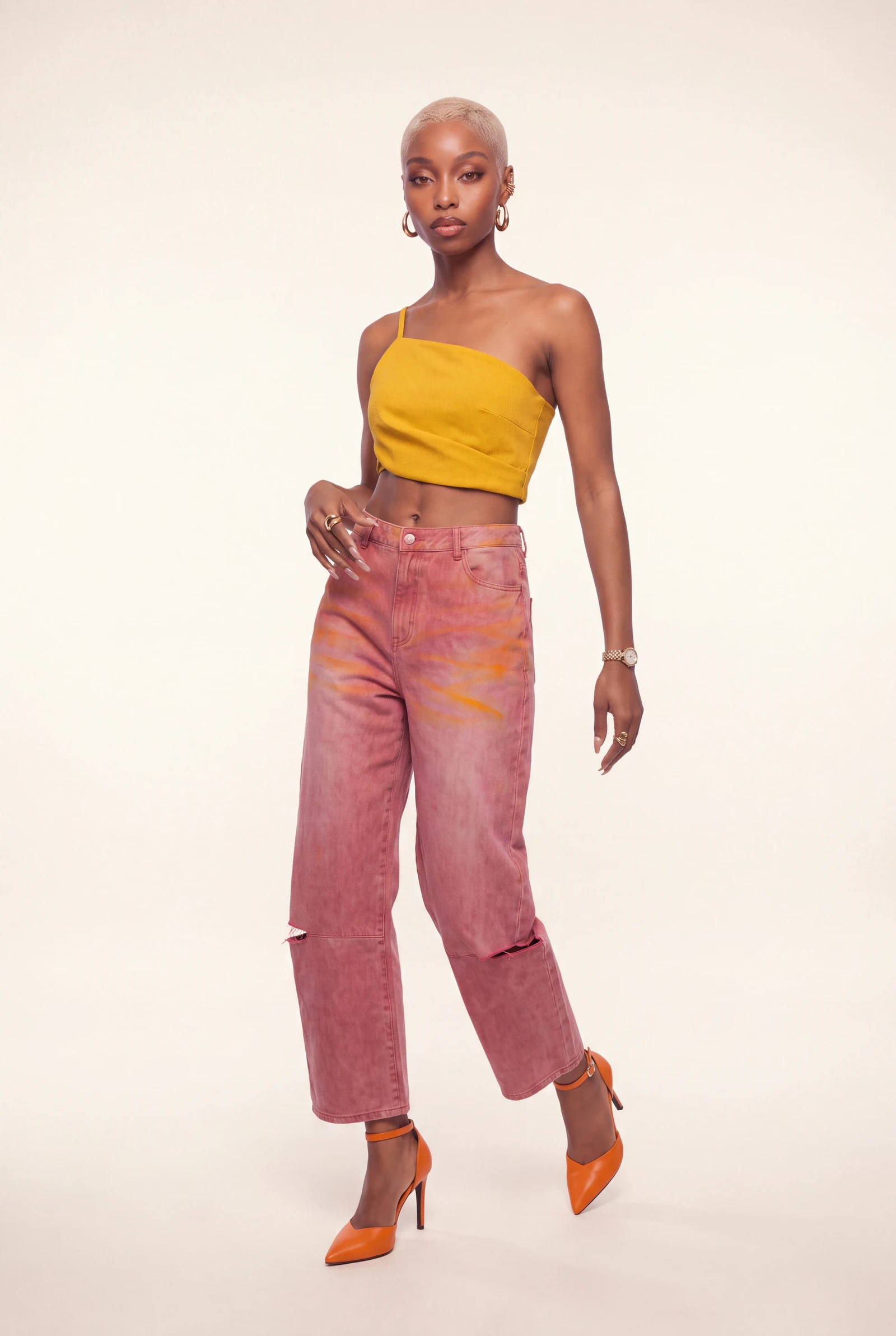 Mostaza y Denim Rosa: modelo femenina con el conjunto completo, plano de catálogo en estudio (2 de 3) — Centrix Core