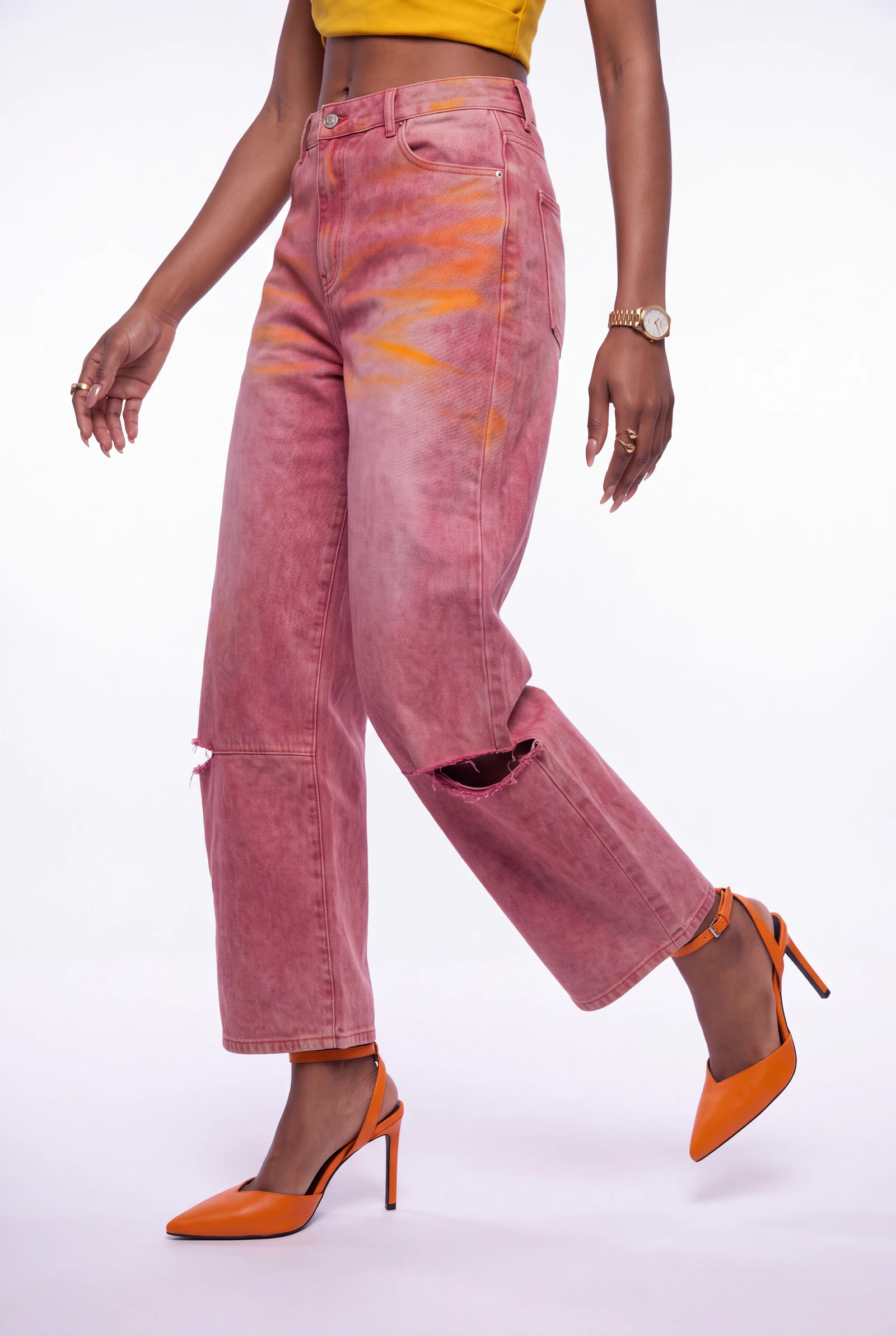 Mostaza y Denim Rosa: modelo femenina con el conjunto completo, plano de catálogo en estudio (3 de 3) — Centrix Core