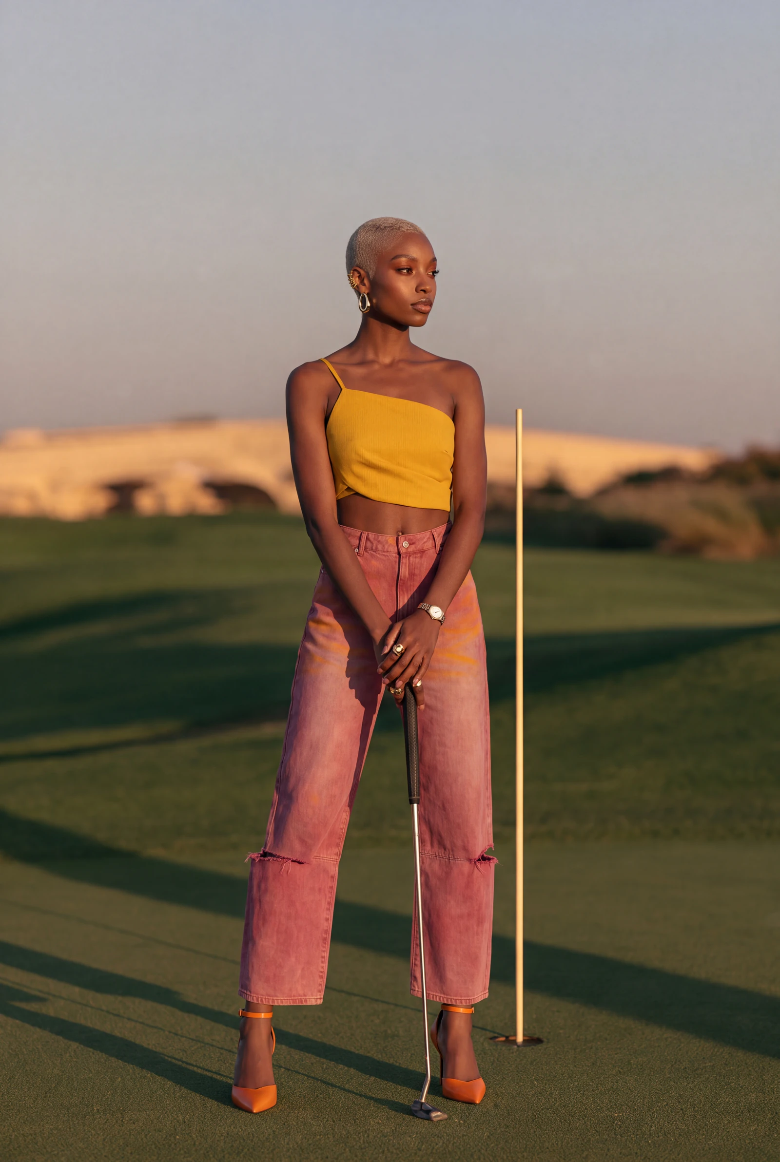 Mostaza y Denim Rosa: campaña de moda femenina en campo de golf · última hora de la tarde (3 de 5) — Centrix Core