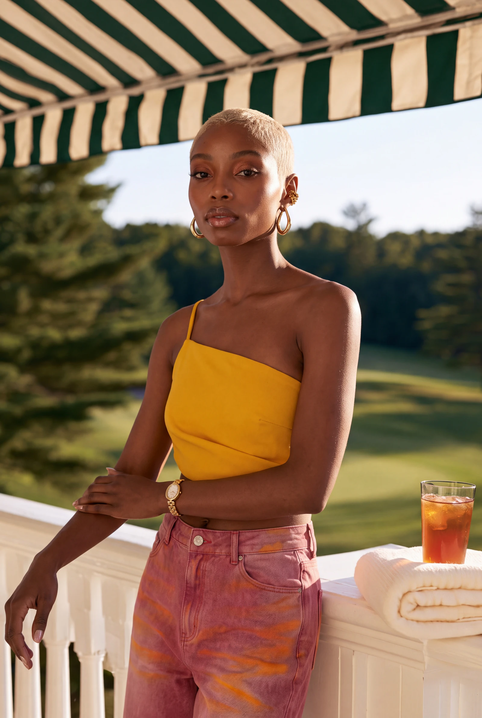 Mostaza y Denim Rosa: campaña de moda femenina en campo de golf · última hora de la tarde (4 de 5) — Centrix Core