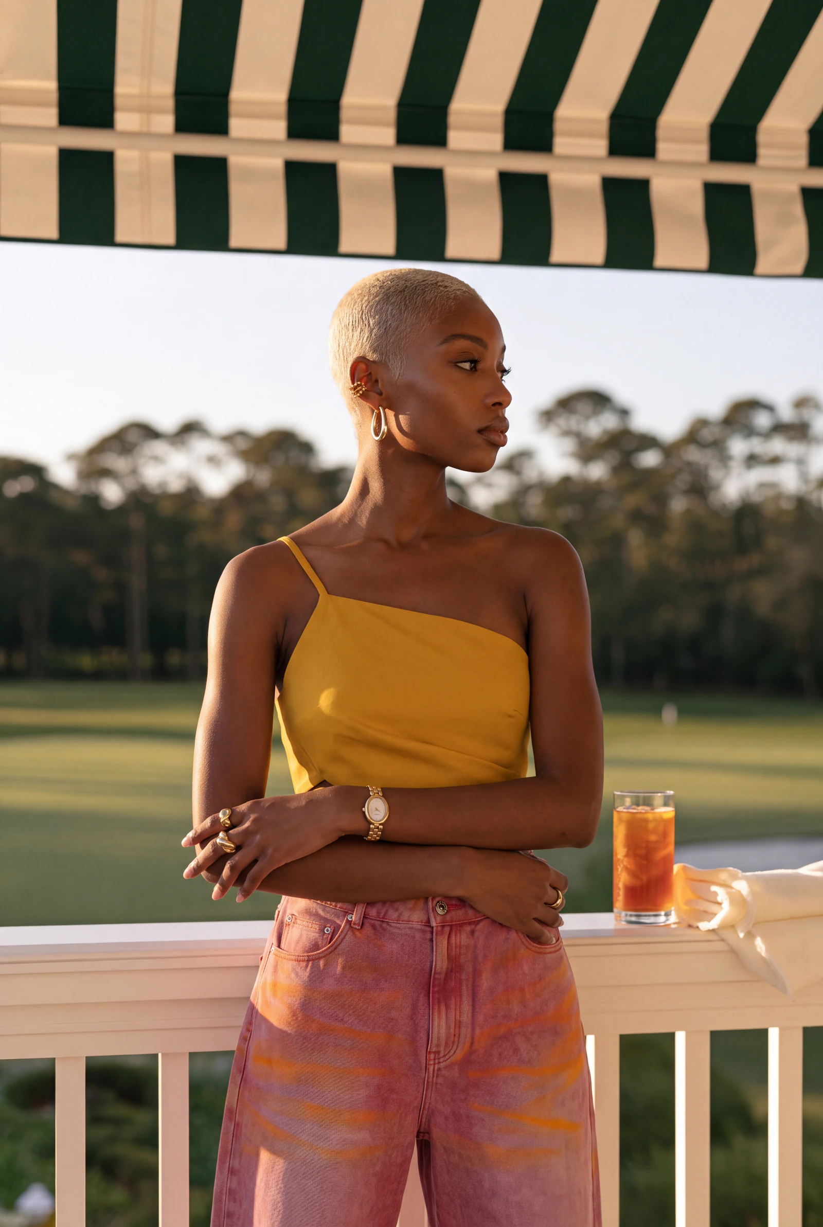 Mostaza y Denim Rosa: campaña de moda femenina en campo de golf · última hora de la tarde (5 de 5) — Centrix Core