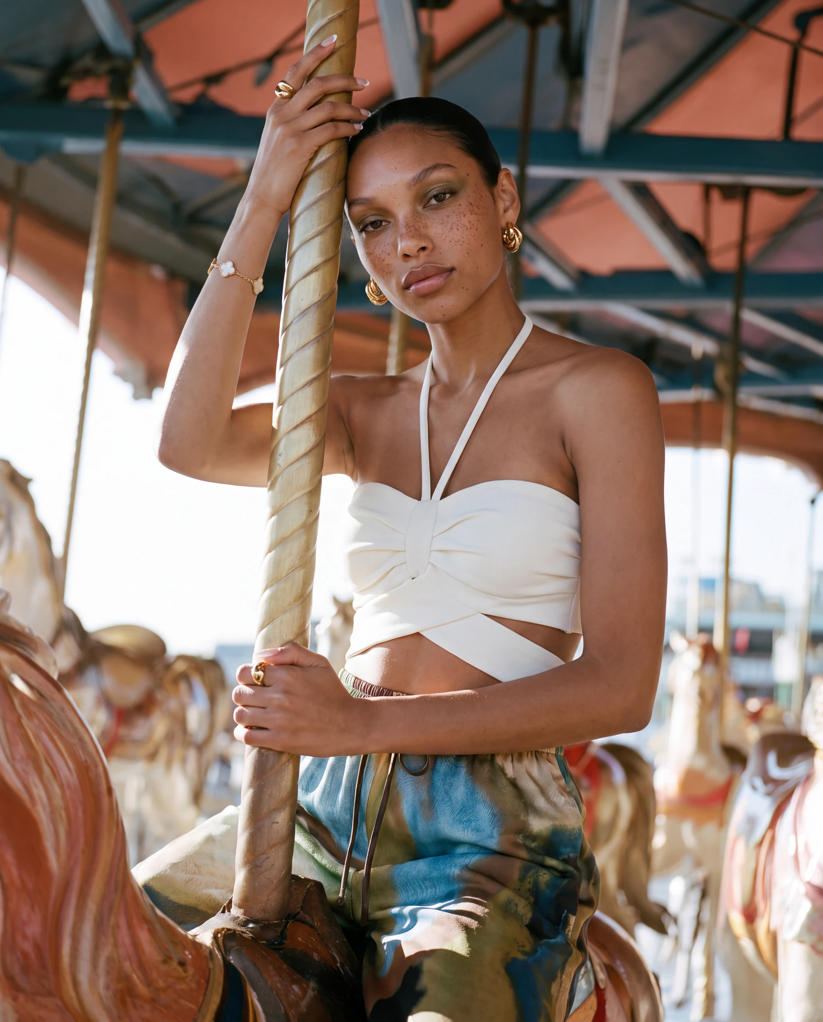 Bandeau y Acuarela: campaña de moda femenina en feria junto al mar · mediodía (2 de 5) — Centrix Core