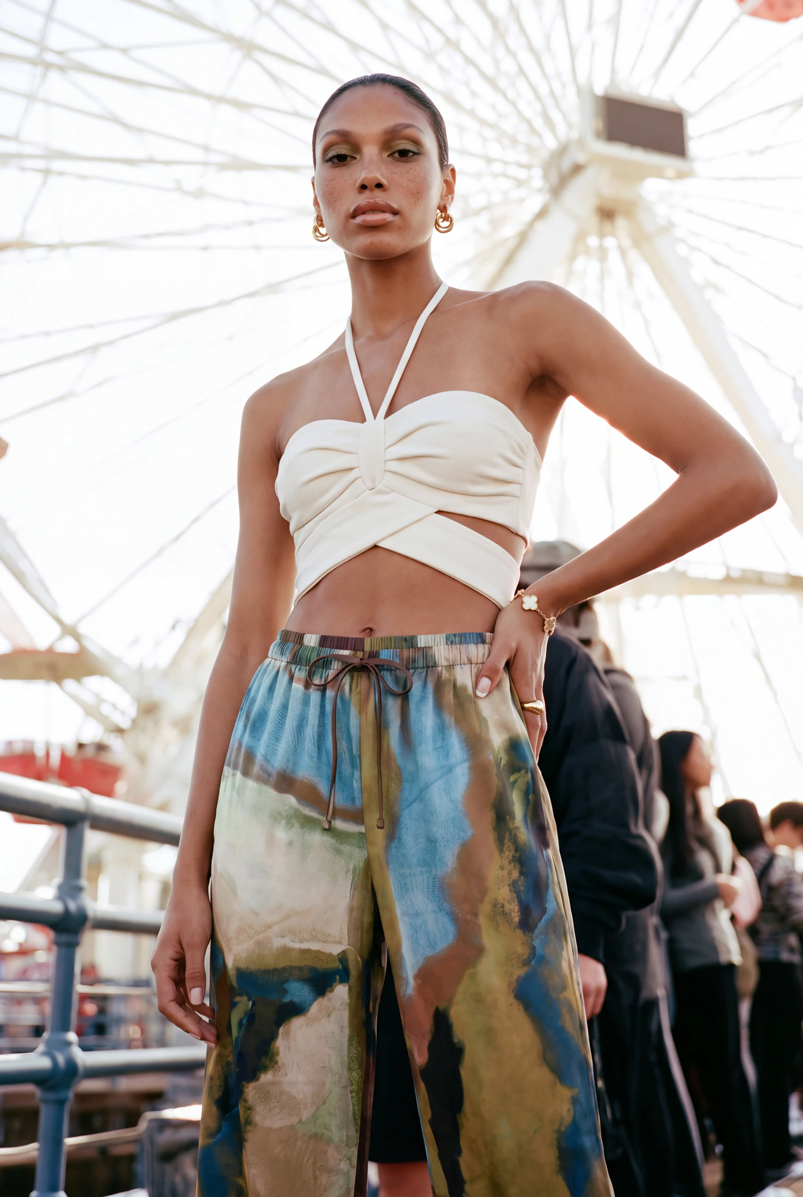 Bandeau y Acuarela: campaña de moda femenina en feria junto al mar · mediodía (3 de 5) — Centrix Core