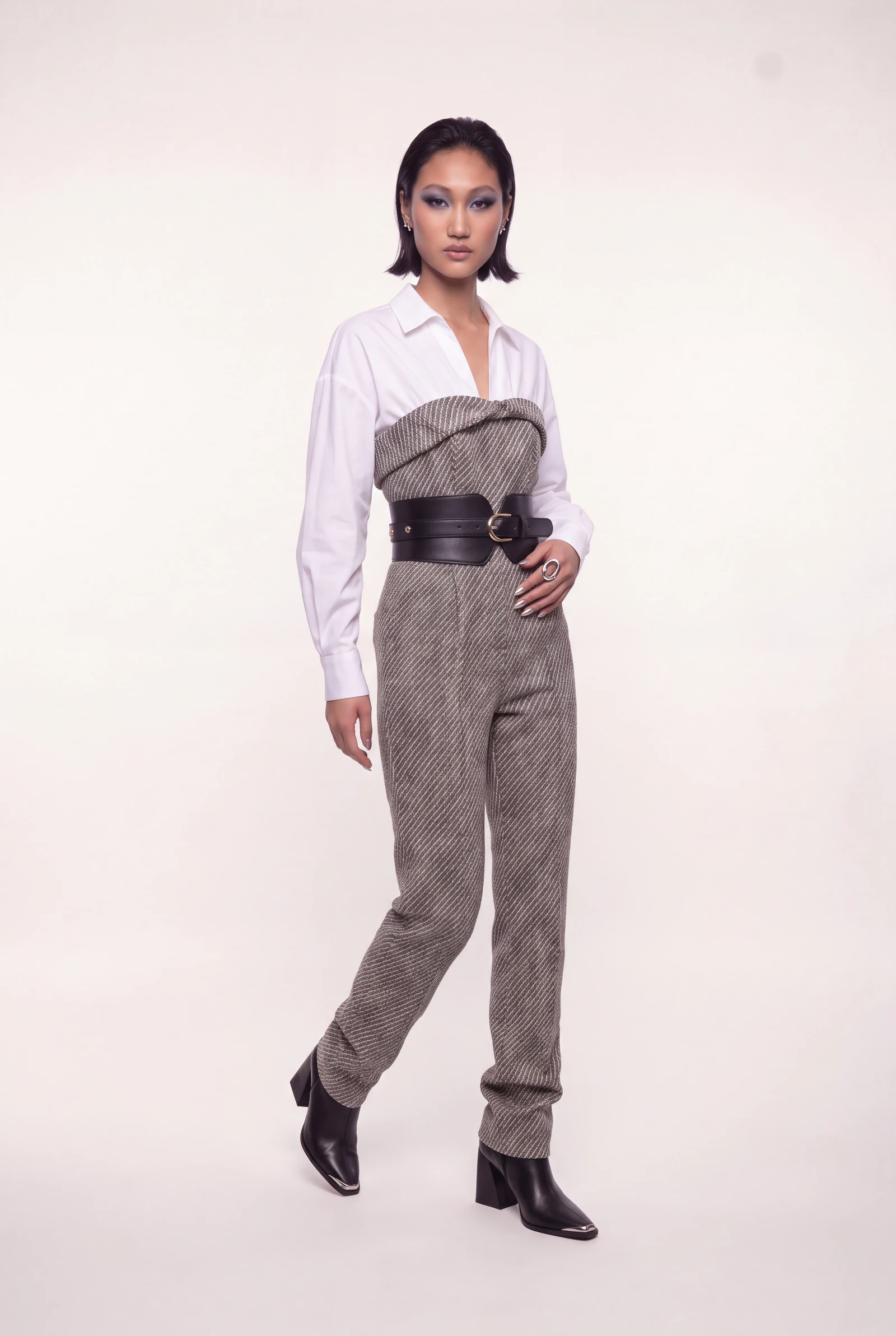 Tweed y Ópera: modelo femenina con el conjunto completo, plano de catálogo en estudio (2 de 3) — Centrix Core