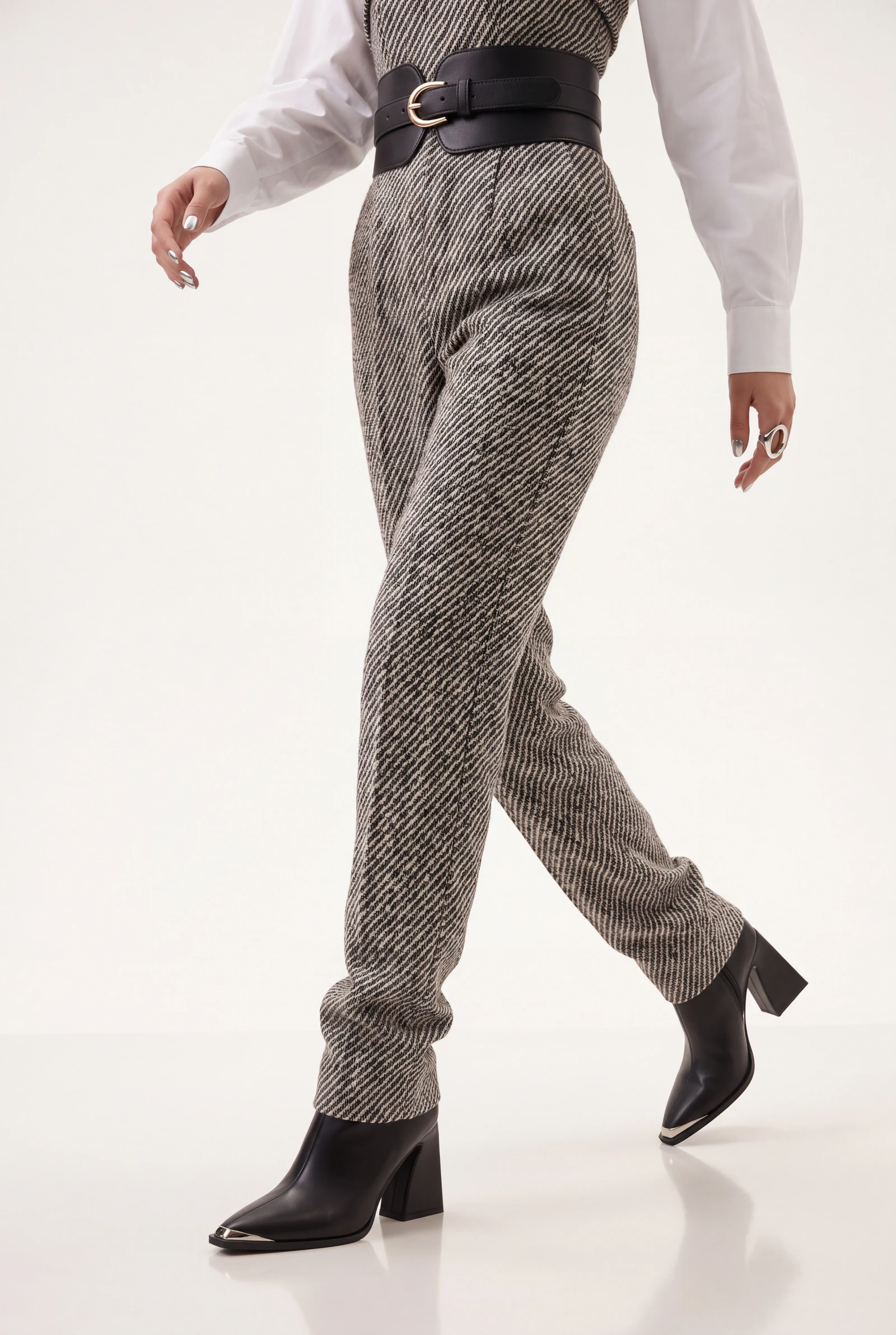 Tweed y Ópera: modelo femenina con el conjunto completo, plano de catálogo en estudio (3 de 3) — Centrix Core