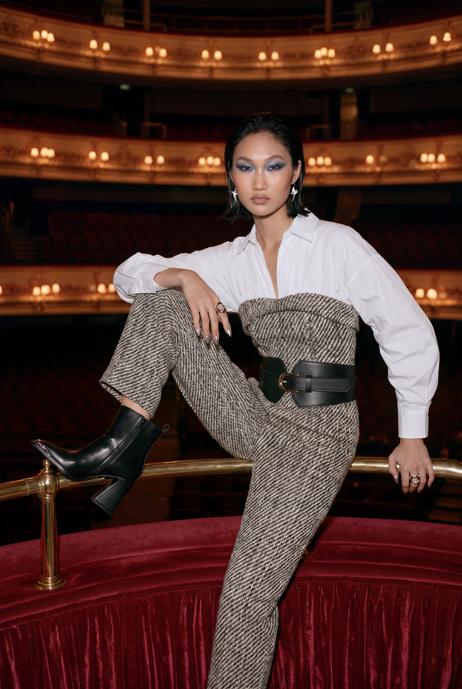 Campaña editorial de moda femenina producida para una marca en un entorno teatral — Centrix Core