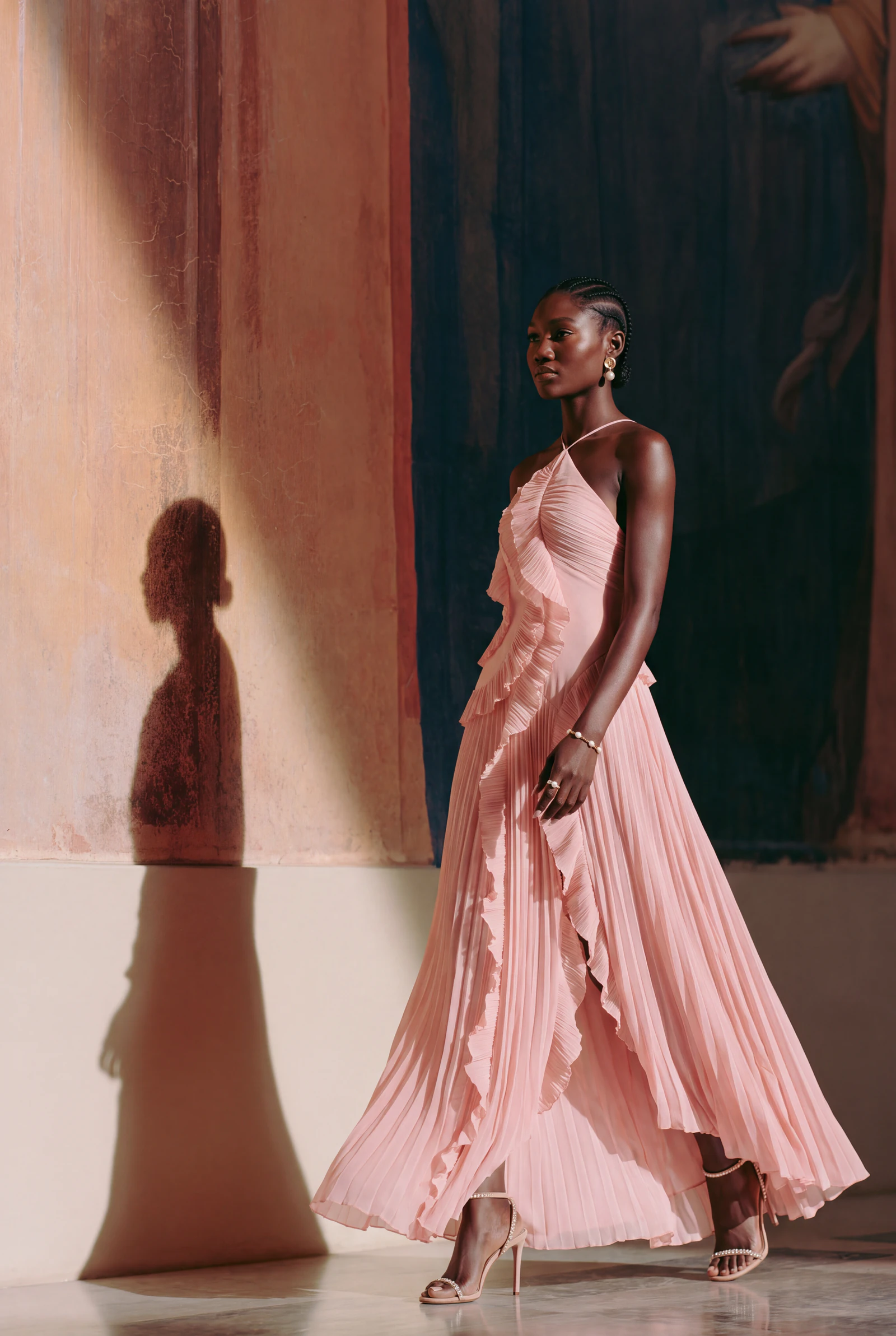 Plisado Rosa Empolvado: campaña de moda femenina en museo y teatro · luz de tarde (2 de 6) — Centrix Core