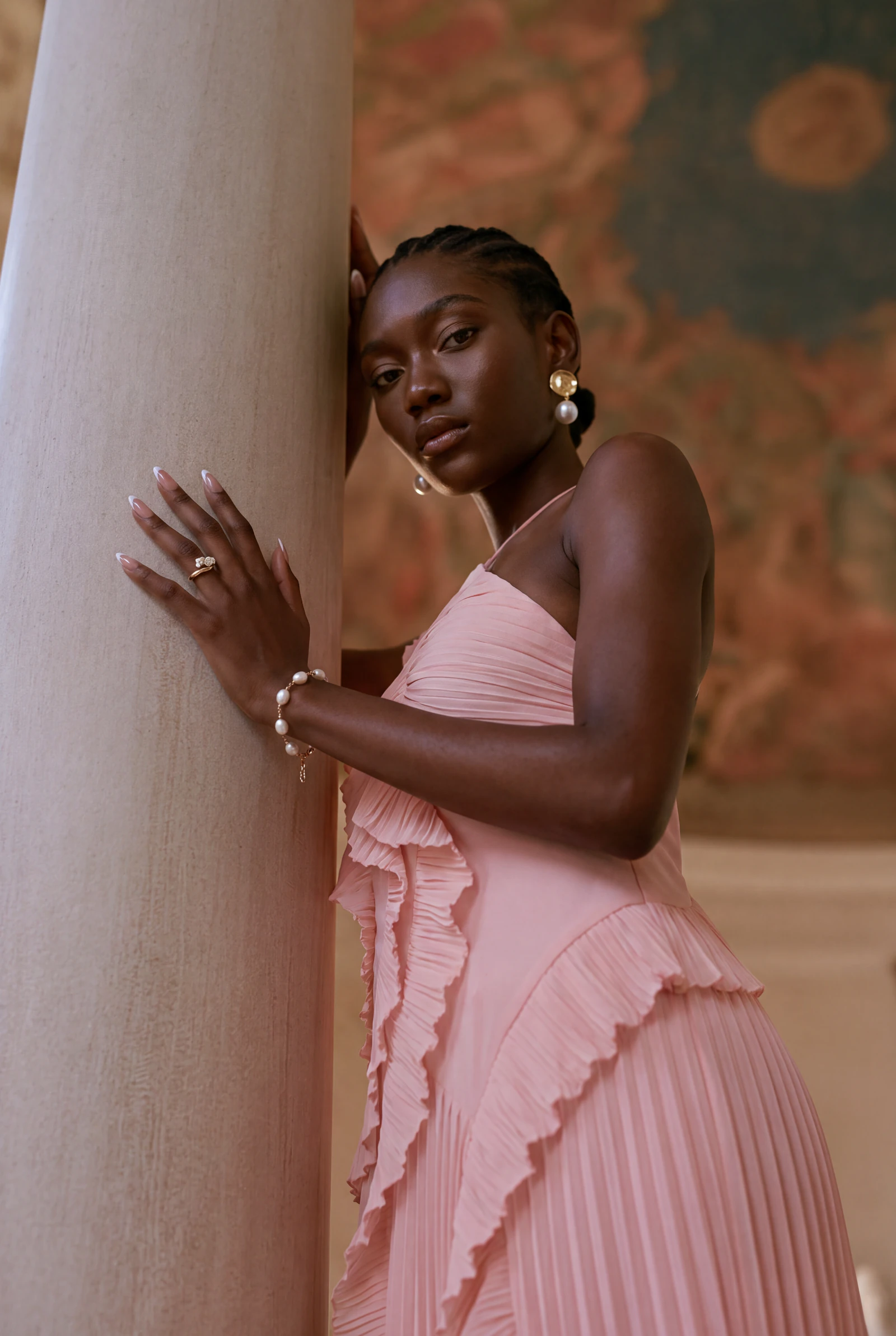 Plisado Rosa Empolvado: campaña de moda femenina en museo y teatro · luz de tarde (3 de 6) — Centrix Core