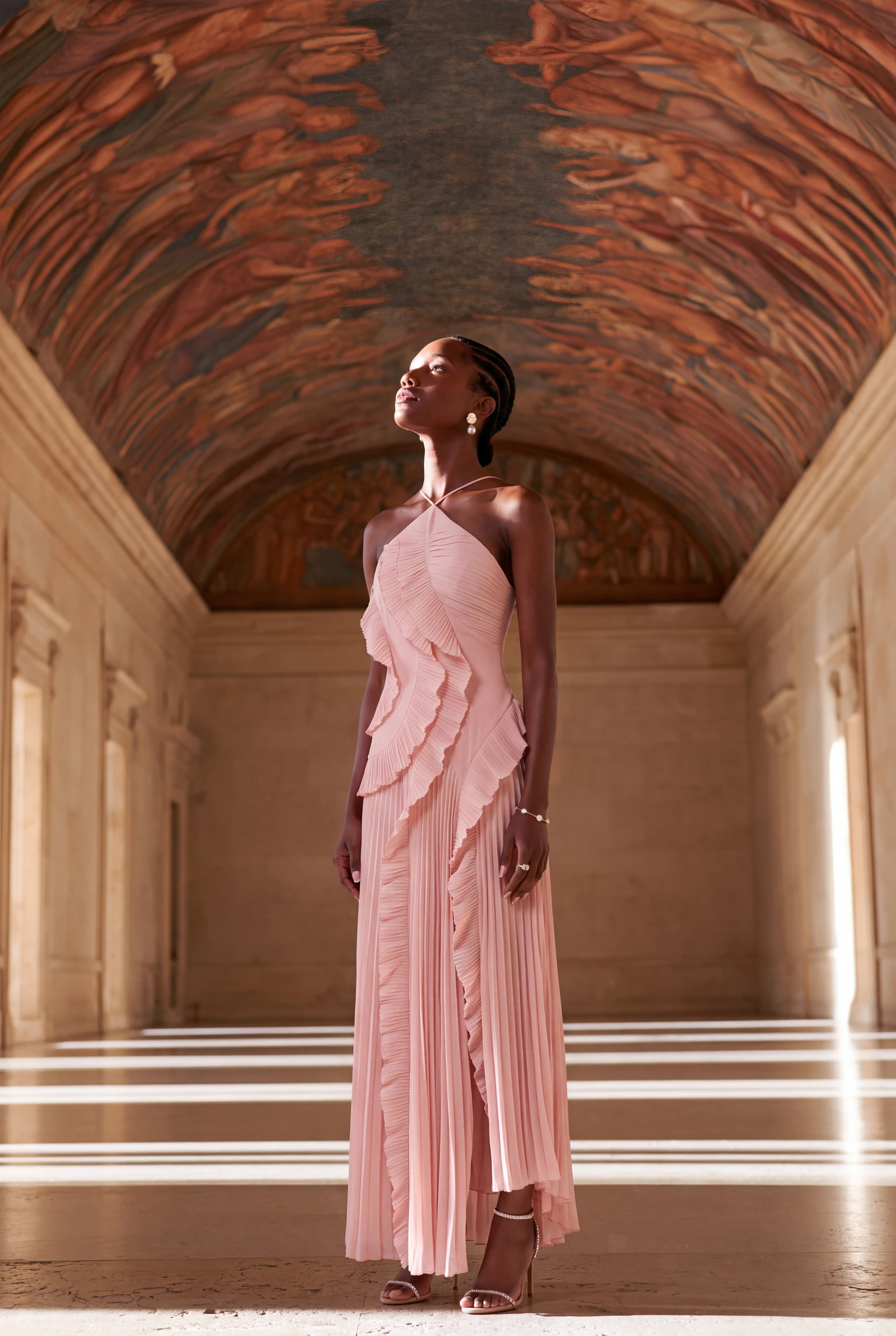 Plisado Rosa Empolvado: campaña de moda femenina en museo y teatro · luz de tarde (5 de 6) — Centrix Core
