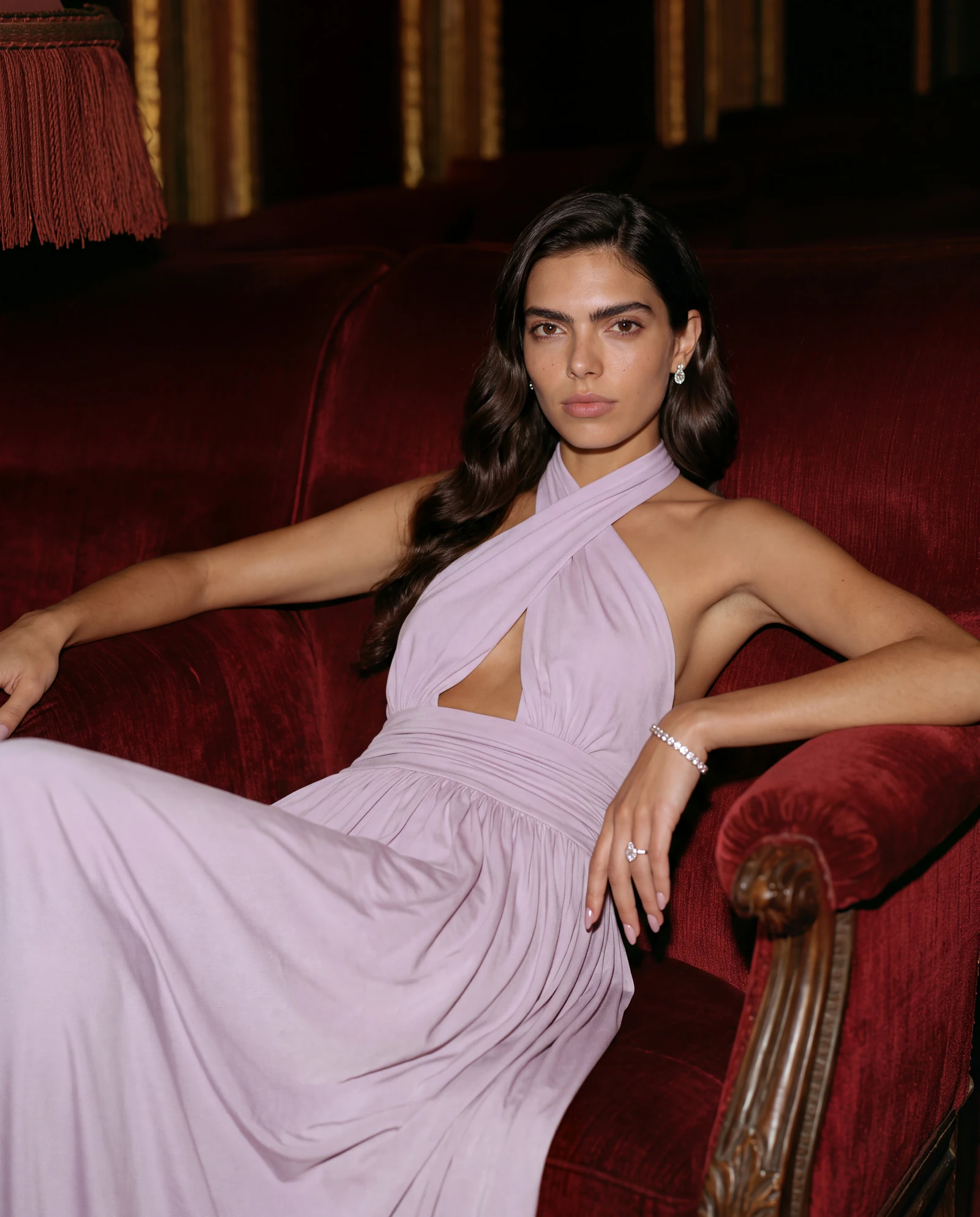 Halter Lila: campaña de moda femenina en teatro y columnata · noche (3 de 5) — Centrix Core