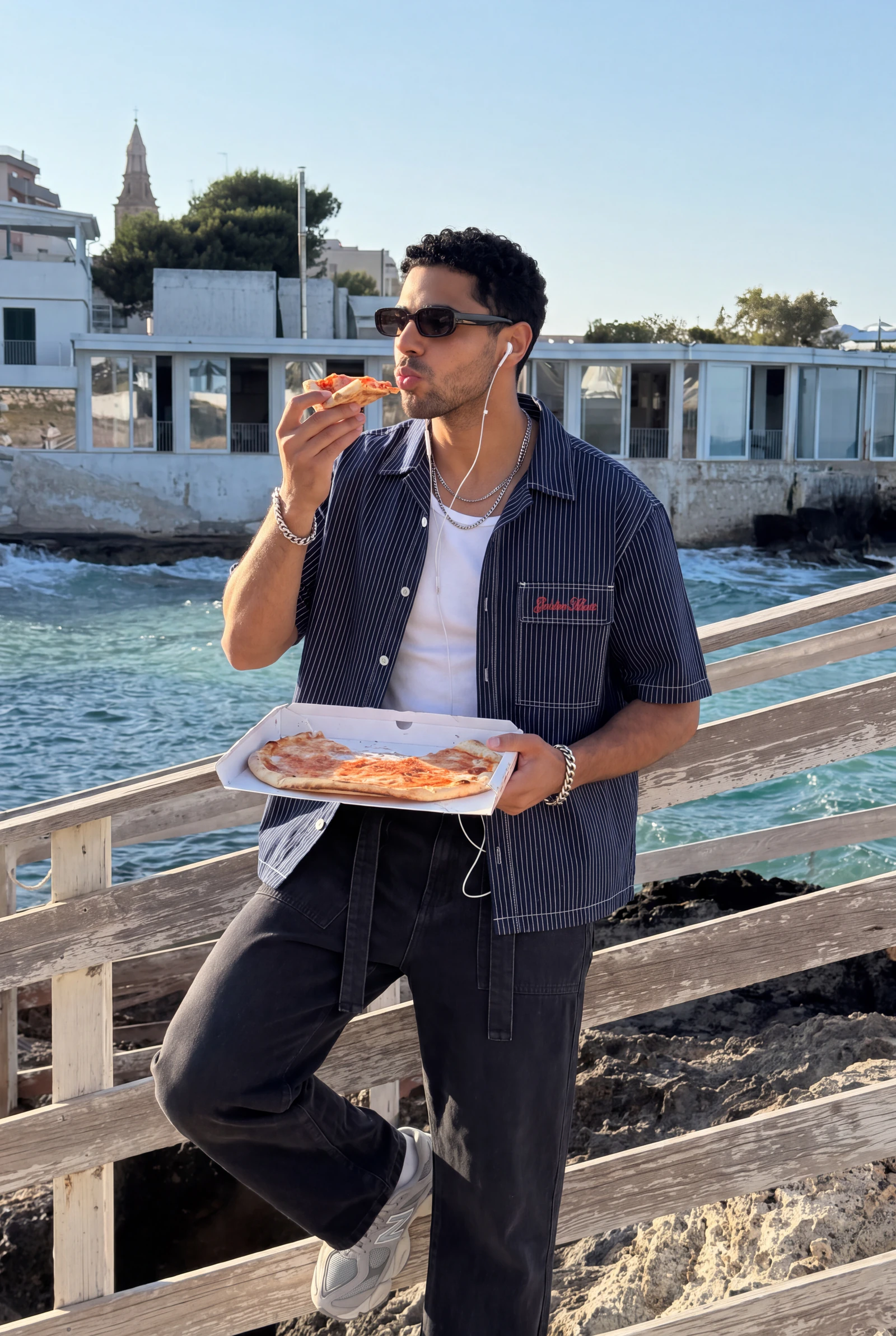 Overshirt Navy a Rayas: la misma prenda en registro cotidiano, muelle, hora de comer — contenido de marca generado con IA por Centrix Core