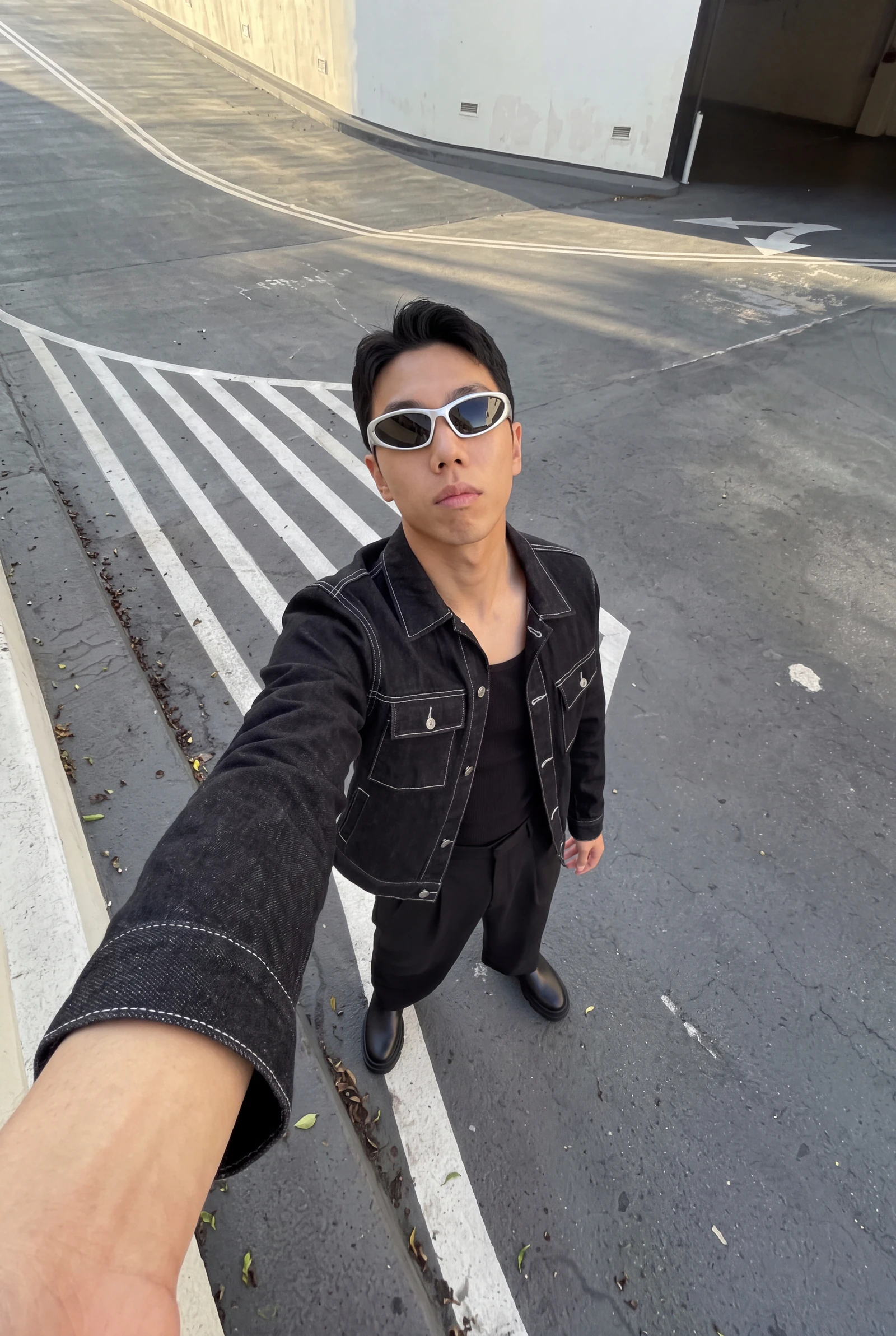 Denim Negro sobre Sastrería: la misma prenda en registro cotidiano, selfie, sin trípode — contenido de marca generado con IA por Centrix Core